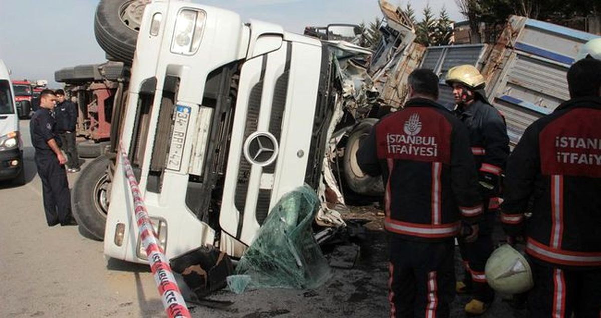Özel Görüntülerle) Tır, Kamyonun Üzerine Devrildi: 2 Yaralı