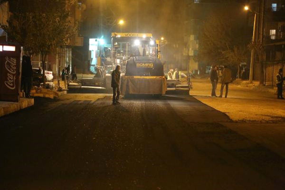 Silopi\'de Sokağa Çıkmaya Yasağı Saatlerinde Asfaltlama Çalışması