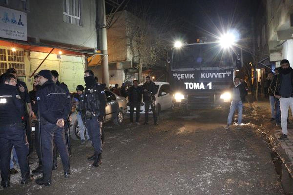 Siverek\'te, Yolu Kapatarak Elektrik Kesintilerini Protesto Ettiler