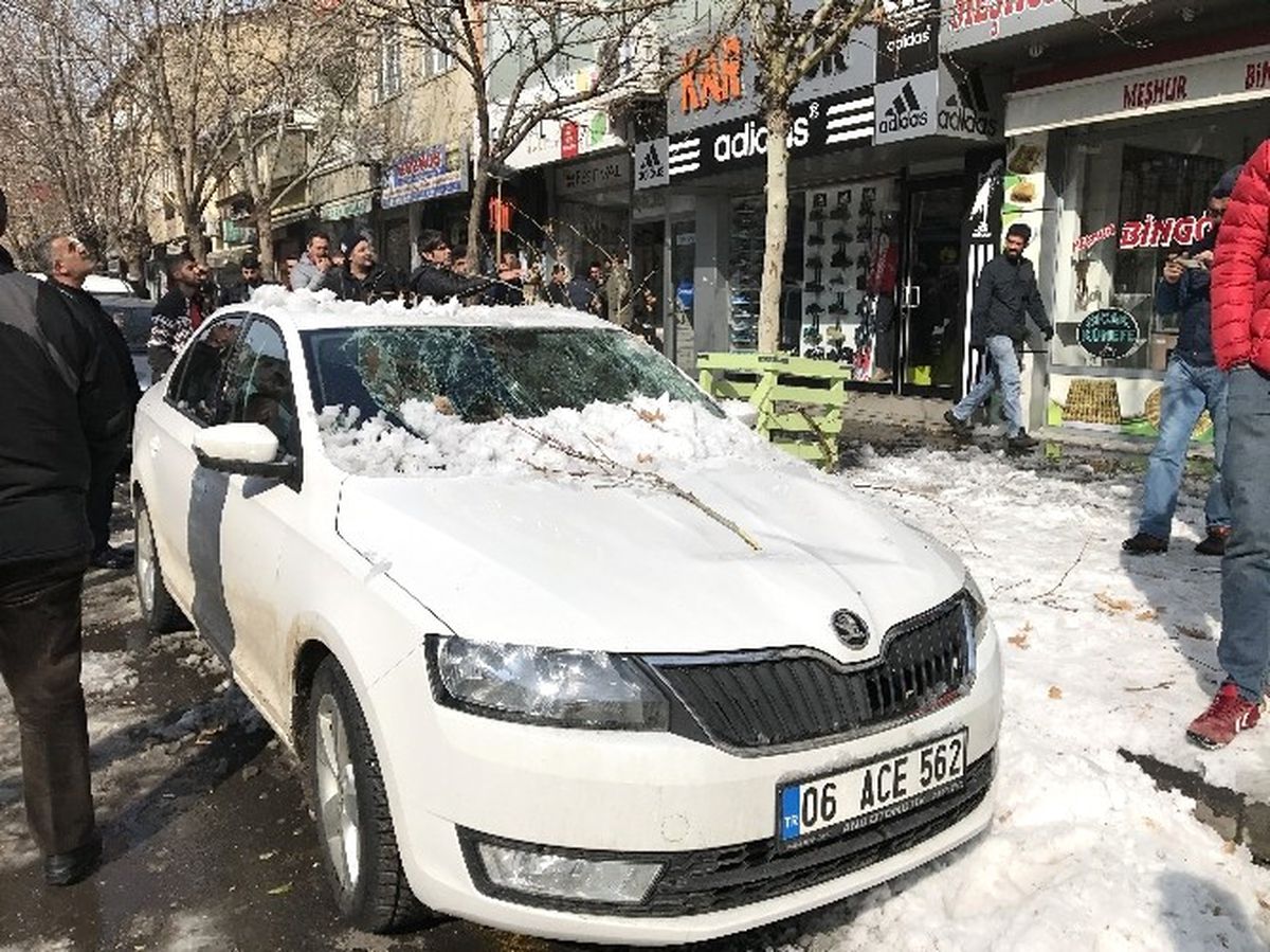Üzerine Kar Kütlesi Düşen 4 Otomobil Hasar Gördü