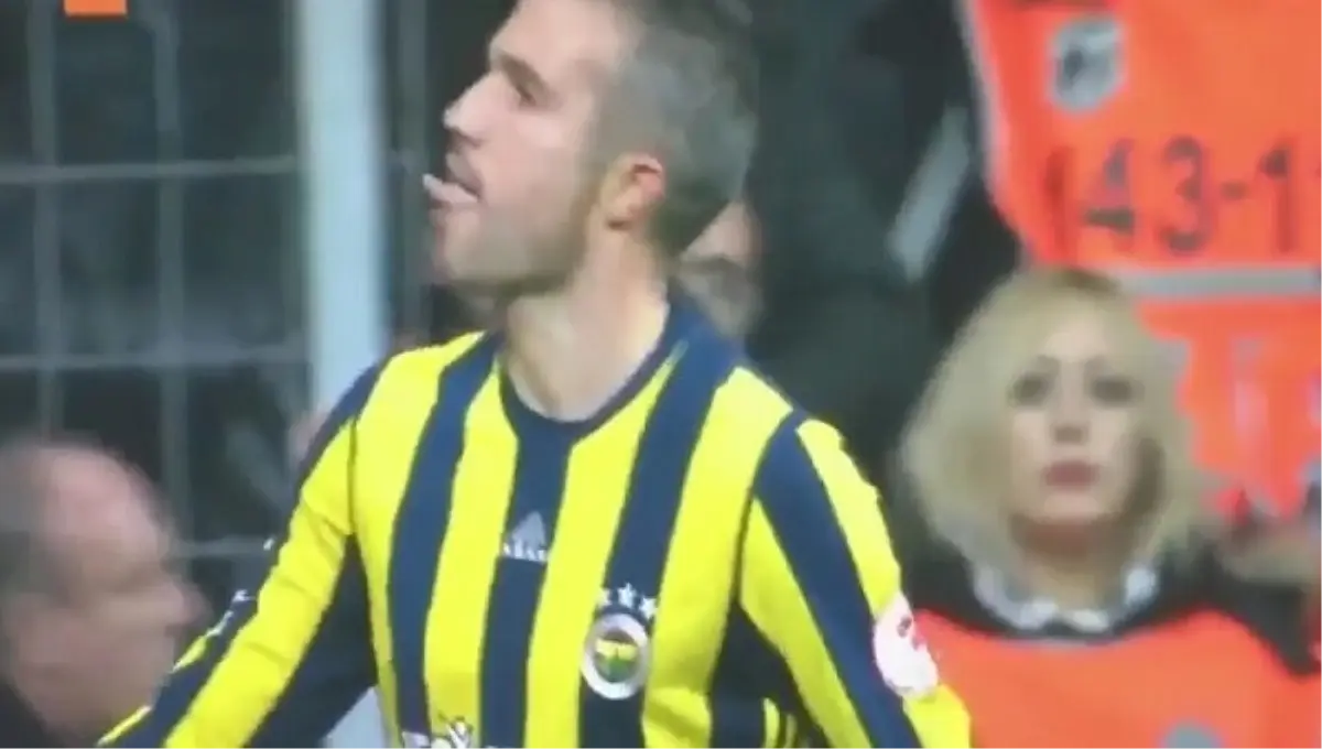 Van Persie\'yi Beşiktaş Maçı Sonrası Yakacak Dil Çıkarma Hareketi! Cezası...