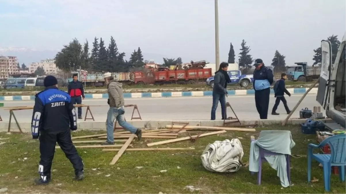 Yol Kenarındaki Seyyar Satıcılar Zabıta Engeline Takıldı