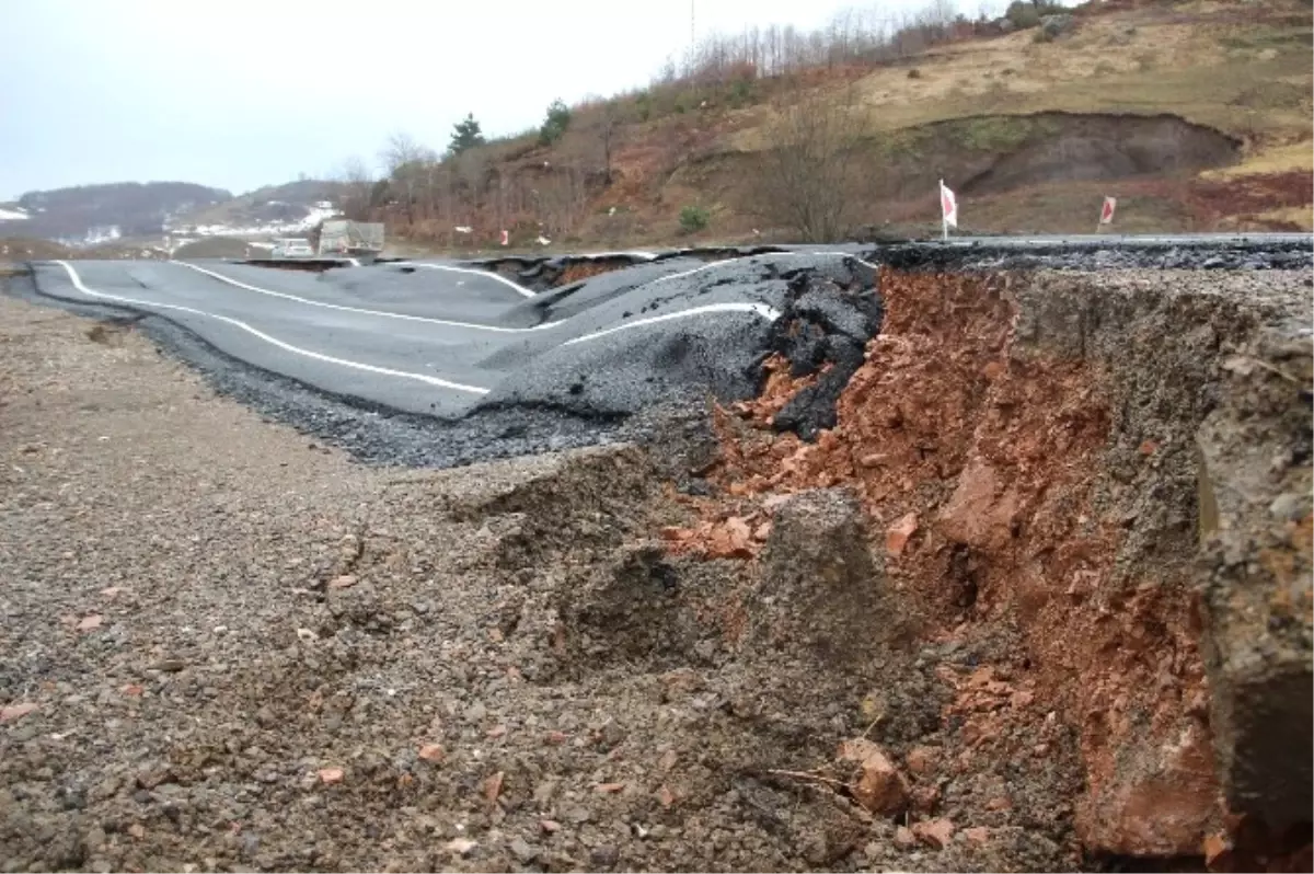 Zonguldak-Ereğli Arasında Çöken Yolun Hafriyatı Alındı