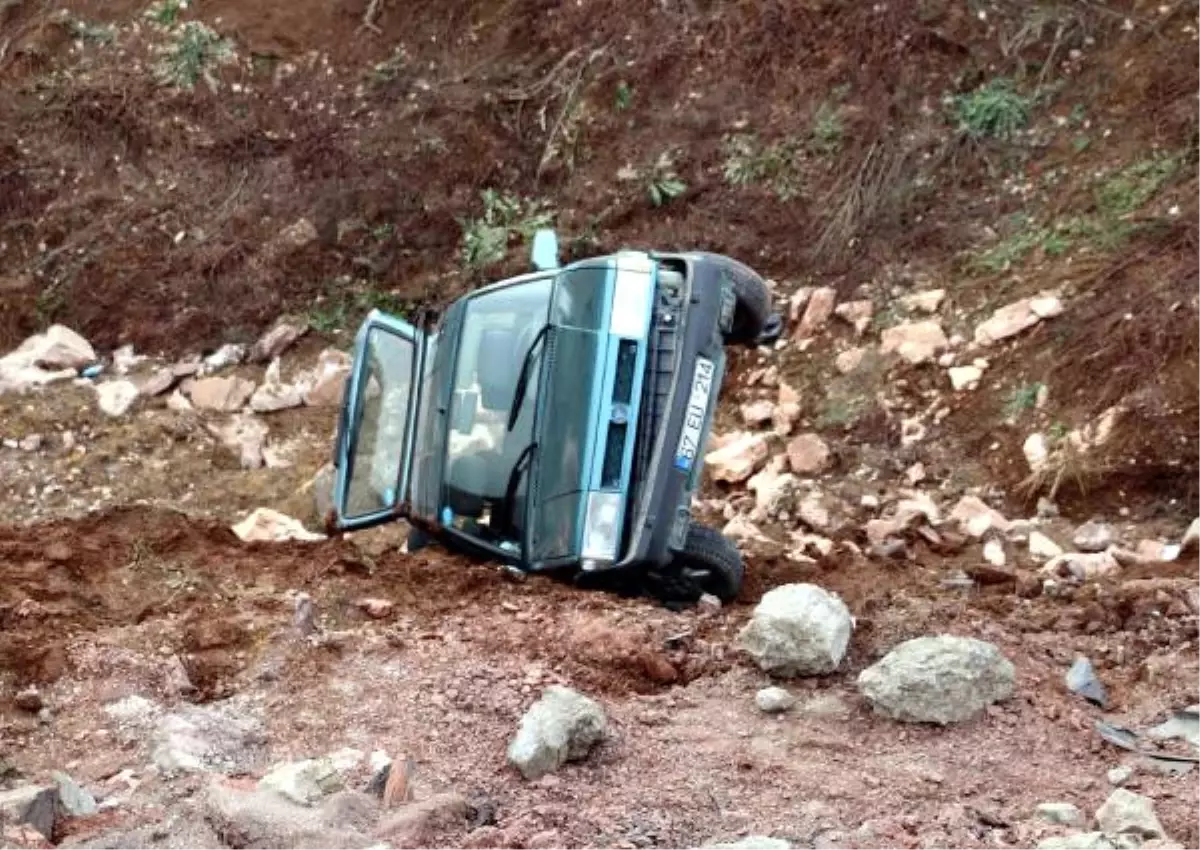 Zonguldak\'ta Otomobil Şarampole Yuvarlandı: 3 Yaralı