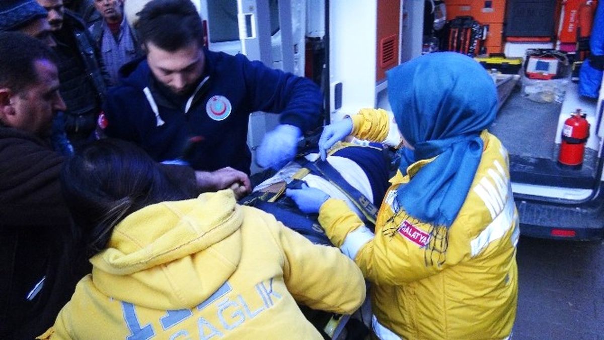 6 Katlı Binanın Çatısından Düşen Genç Hayatını Kaybetti