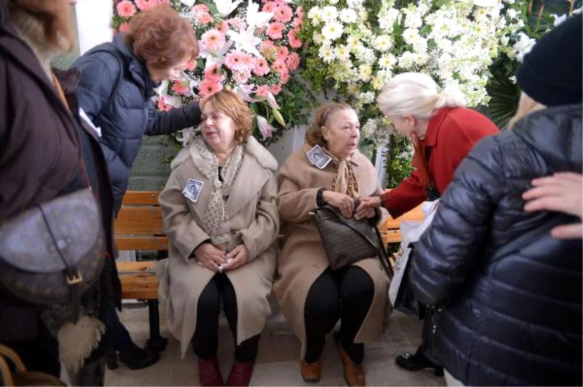 Ajda Pekkan Yakın Dostu Ayşe Ersayın\'ı Gözyaşları İçinde Son Yolculuğuna Uğurladı