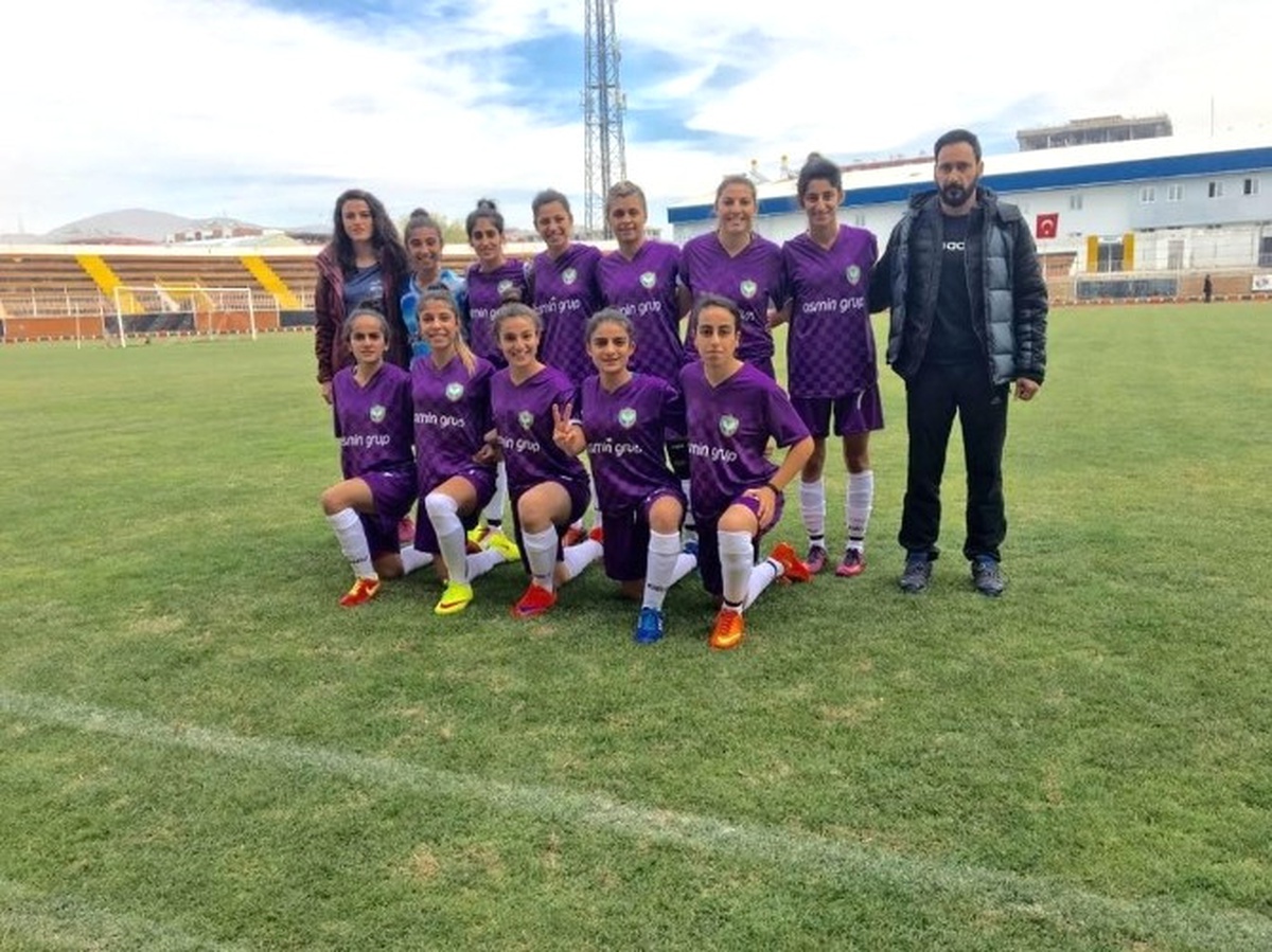 Amed Sportif Faaliyetler\'in Kadın Futbolcular Kan Kaybediyor