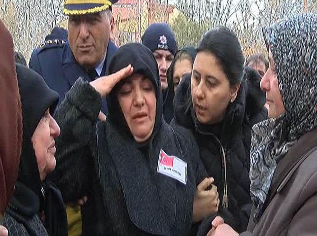 Başbakan Yardımcısı Veysi Kaynak, Çanakkale\'nin Ayvacık Ilçesindeki Depremzedelerin Yıkılan...