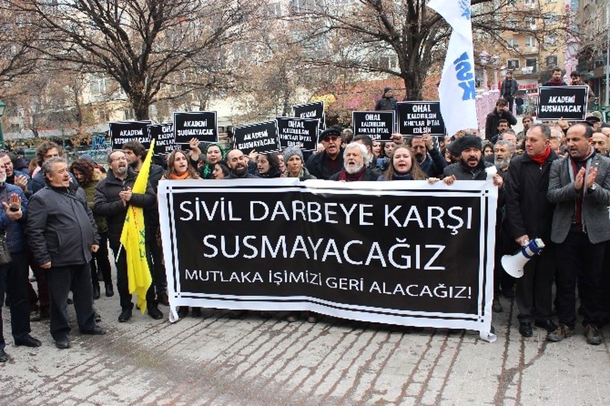 Eskişehir\'de İhraç Edilen Akademisyenler Eylem Yaptı