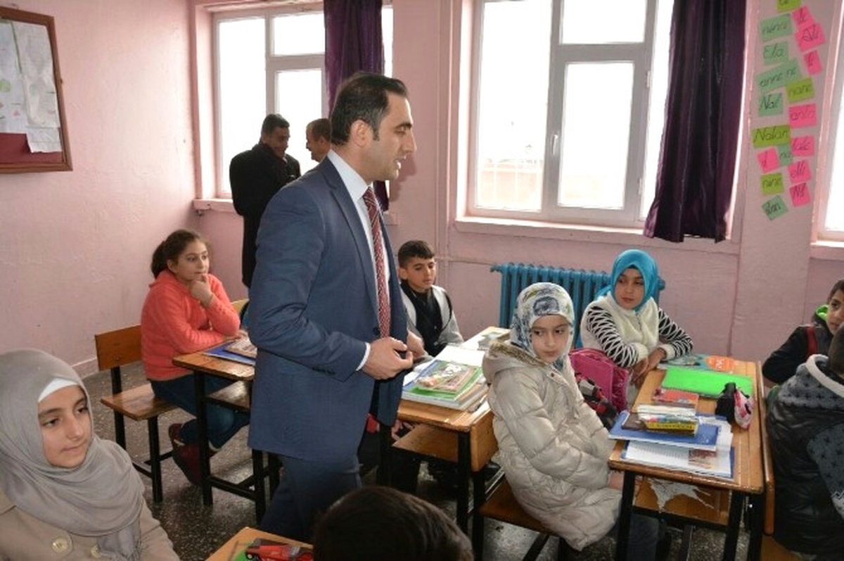 Güroymak\'taki Öğrencilere Kırtasiye ve Kitap Yardımı