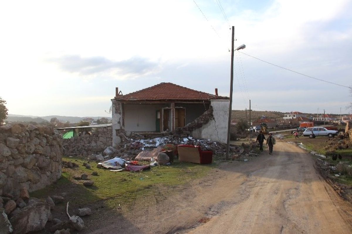 Hasarlı Evlerden Eşyalarını Taşıyorlar