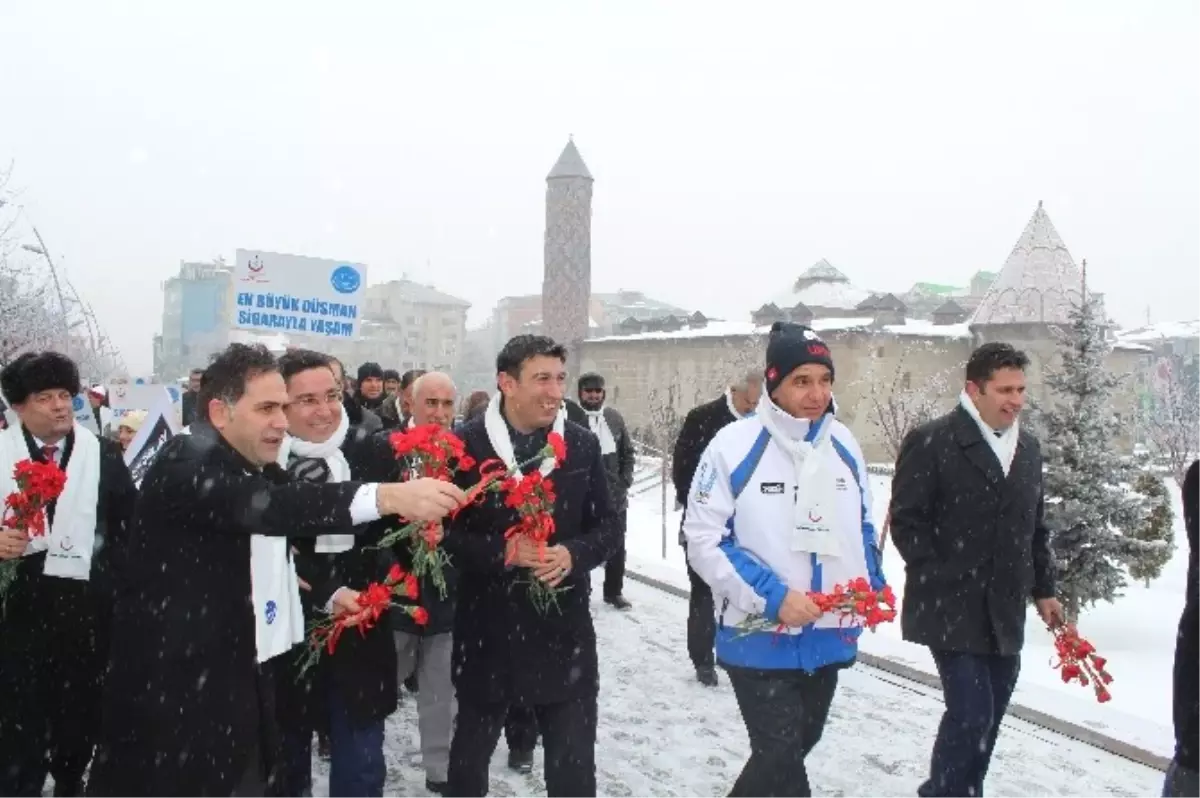 Kar Yağışı Altında "Dumansız Hava" İçin Yürüdüler