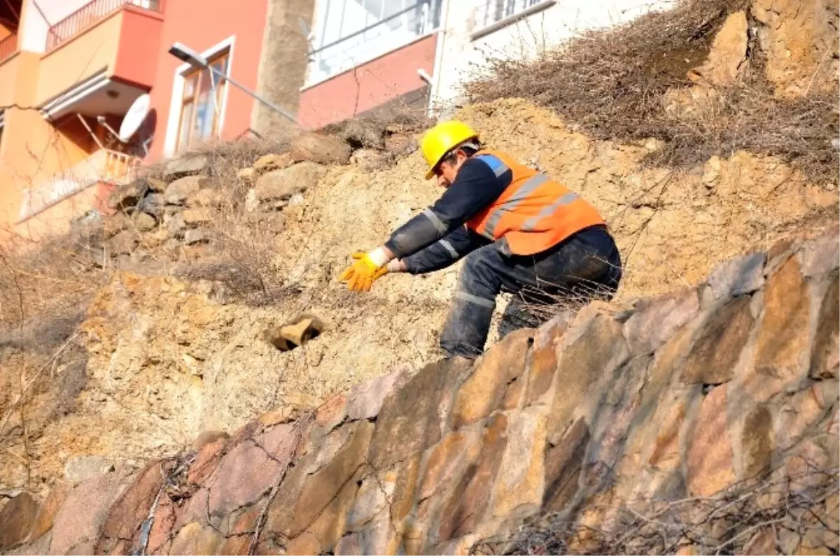 Kaya Parçaları Olası Bir Kazaya Mahal Vermeden Temizlendi