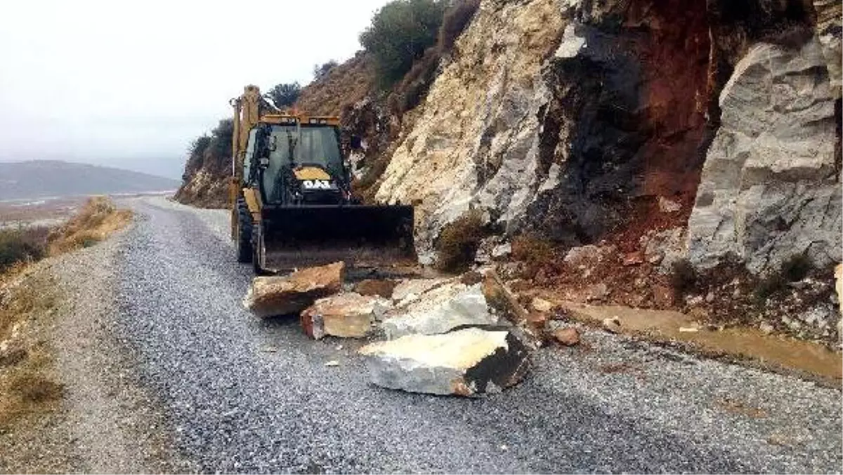 Kaya Parçaları Üniversite Yolundaki Ulaşımı Aksattı