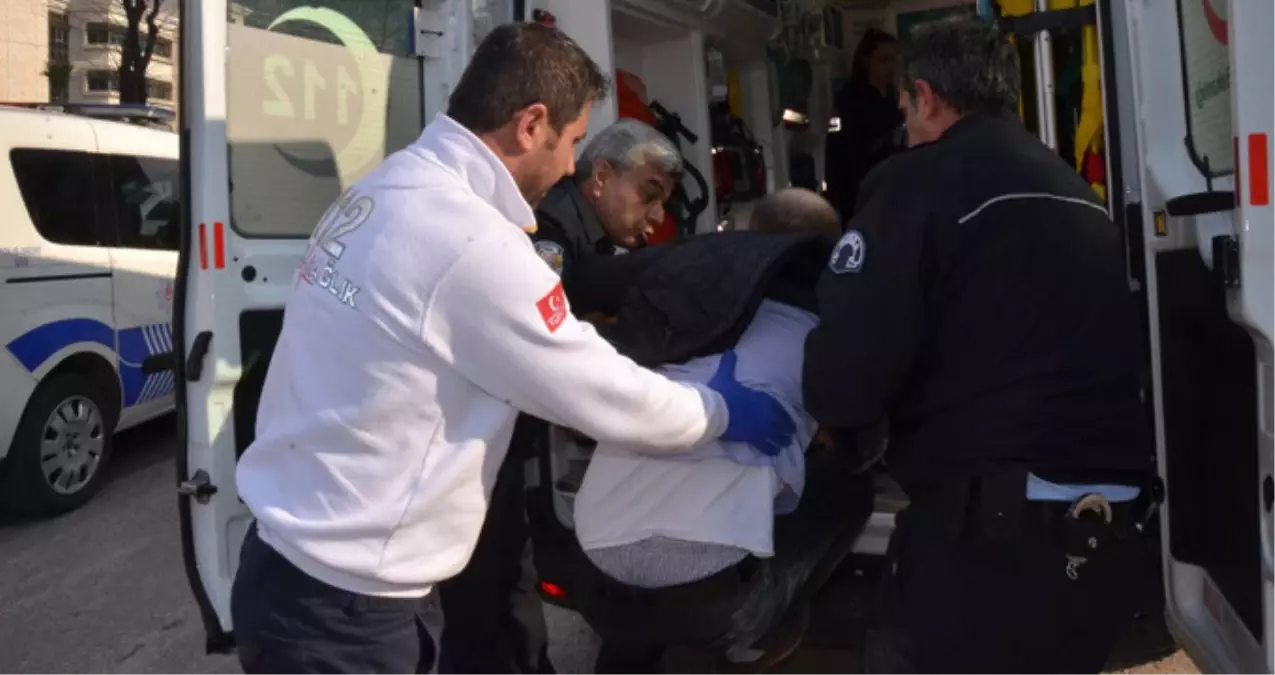 Krize Giren Genç, Ambulansa Binmemek İçin Ortalığı Birbirine Kattı