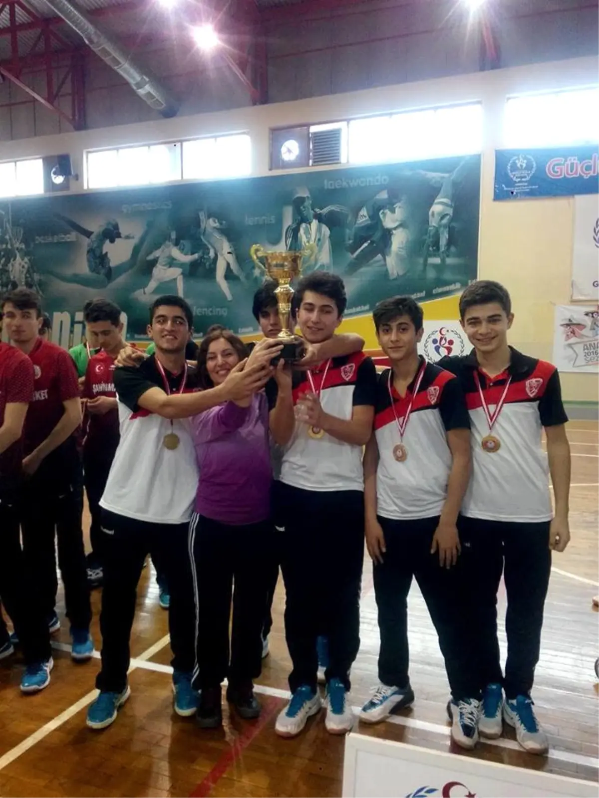 Manisa\'da Okullararası Badminton Heyecanı Yaşandı