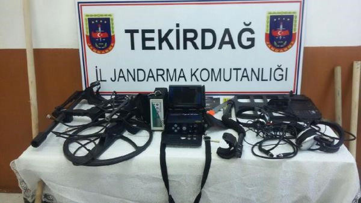 Mezarlıkta İzinsiz Define Arayanlara Suçüstü