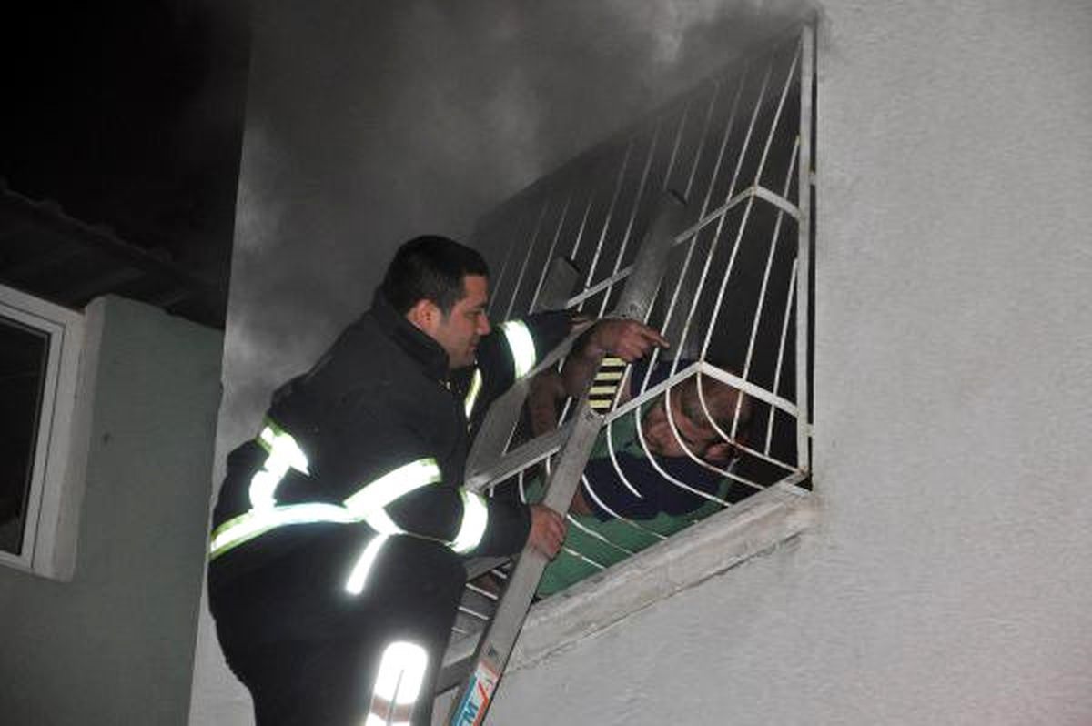 Adana\'da Öğrenci Evinde Yangın: Dakikalarca Yardım Bekledi