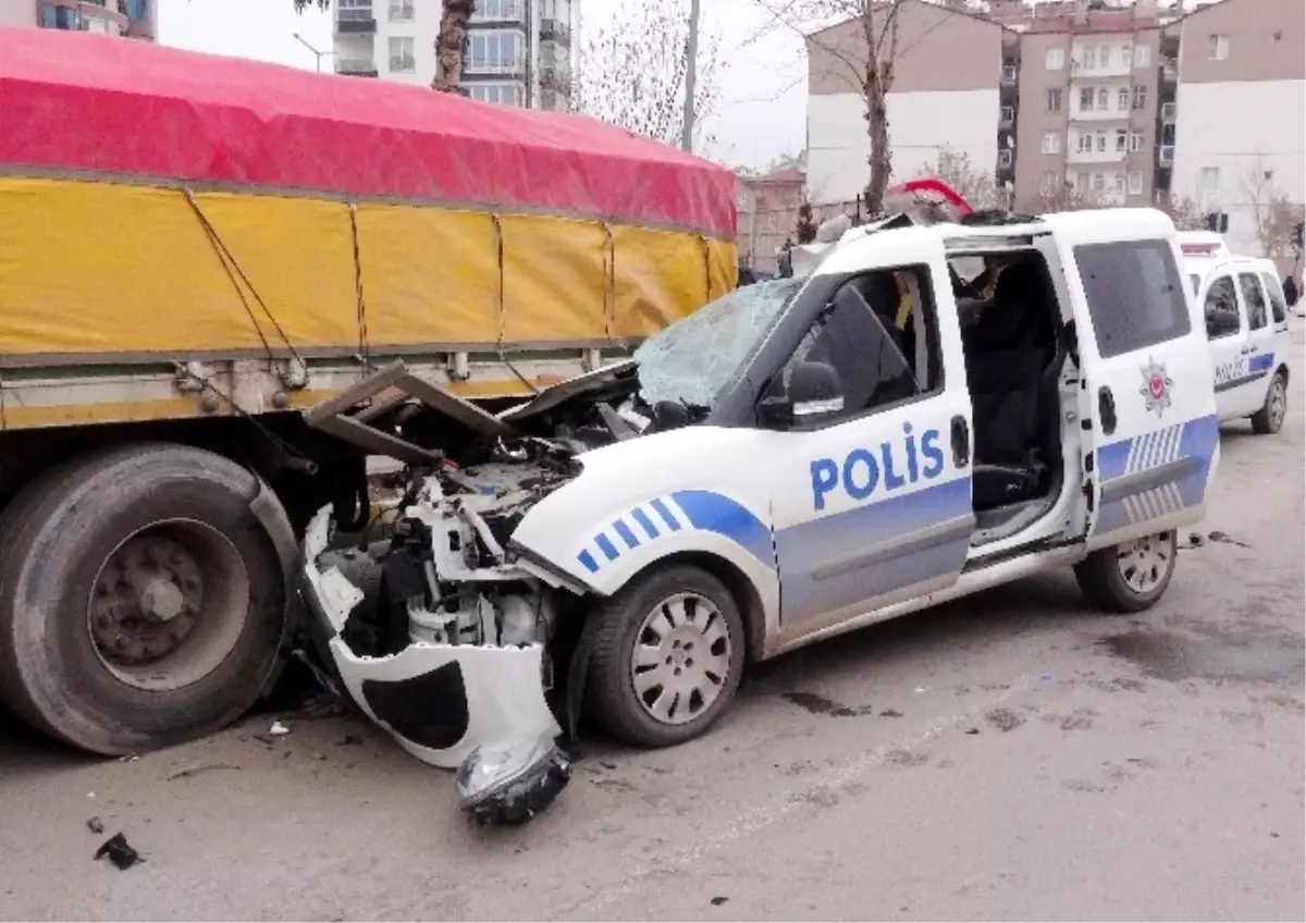 Polis Otosu Park Halindeki Tıra Çarptı: 1 Polis Yaralı