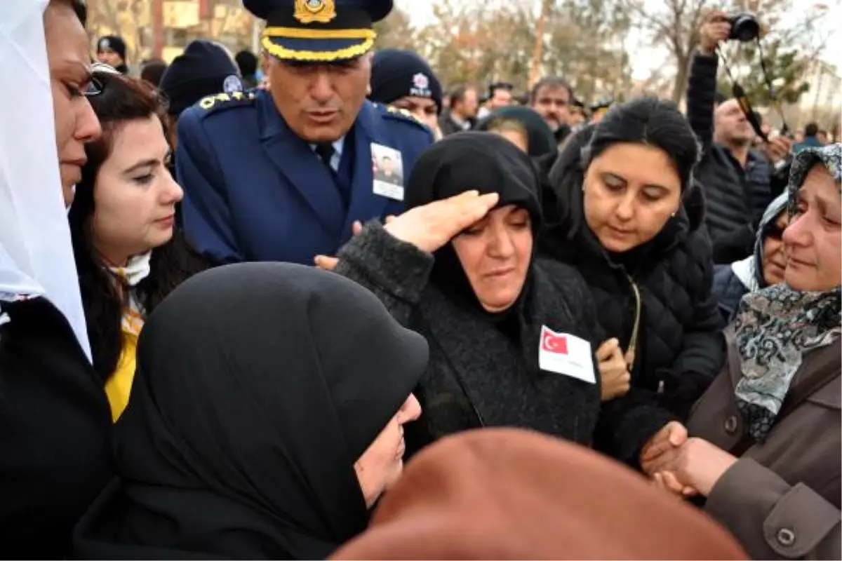 Şehit Üsteğmen Koçoğlu\'nu, Annesi Asker Selamıyla Uğurladı