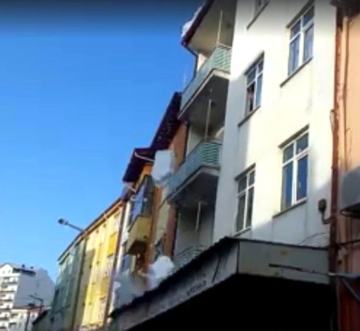 Seydişehir\'de Çatıdaki Karlar Tehlike Saçıyor