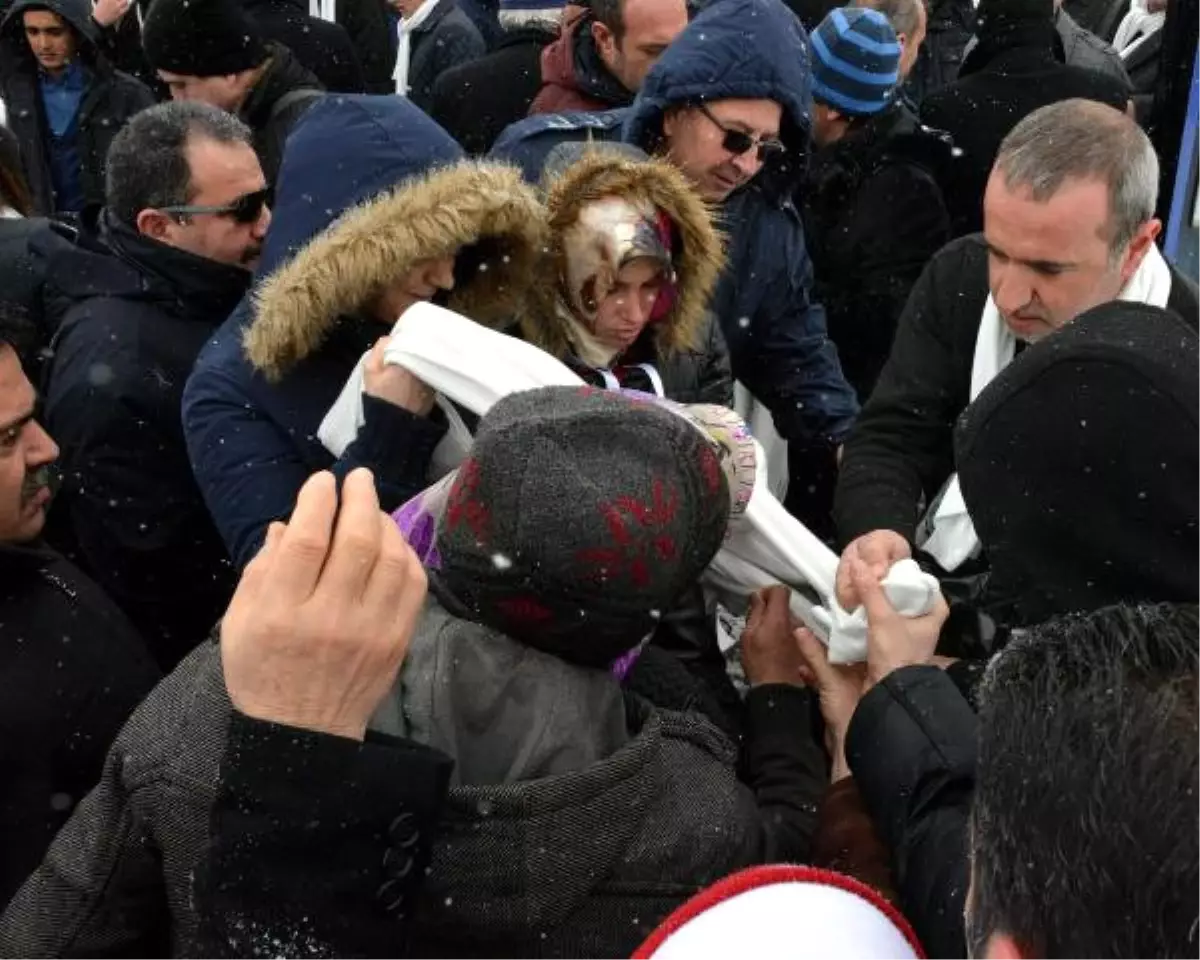 Sigarayı Bırakma Yürüyüşüne Katılanlara Beyaz Atkı Dağıtıldı
