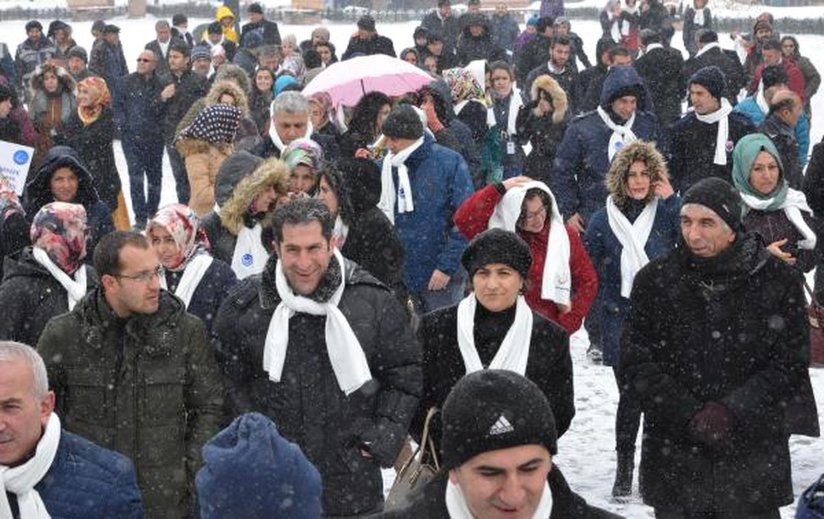 Sigarayı Bırakma Yürüyüşüne Katılanlara Beyaz Atkı Dağıtıldı