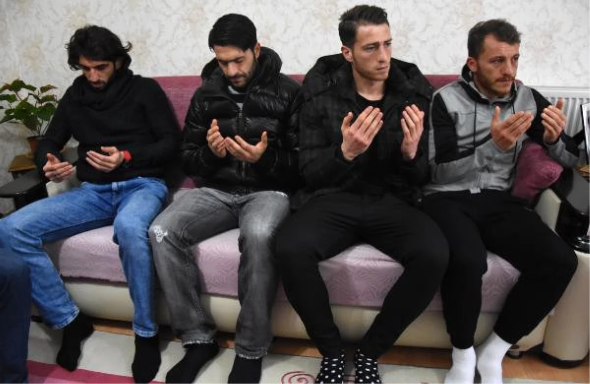 Sivassporlu Futbolculardan Şehit Ailesine Ziyaret