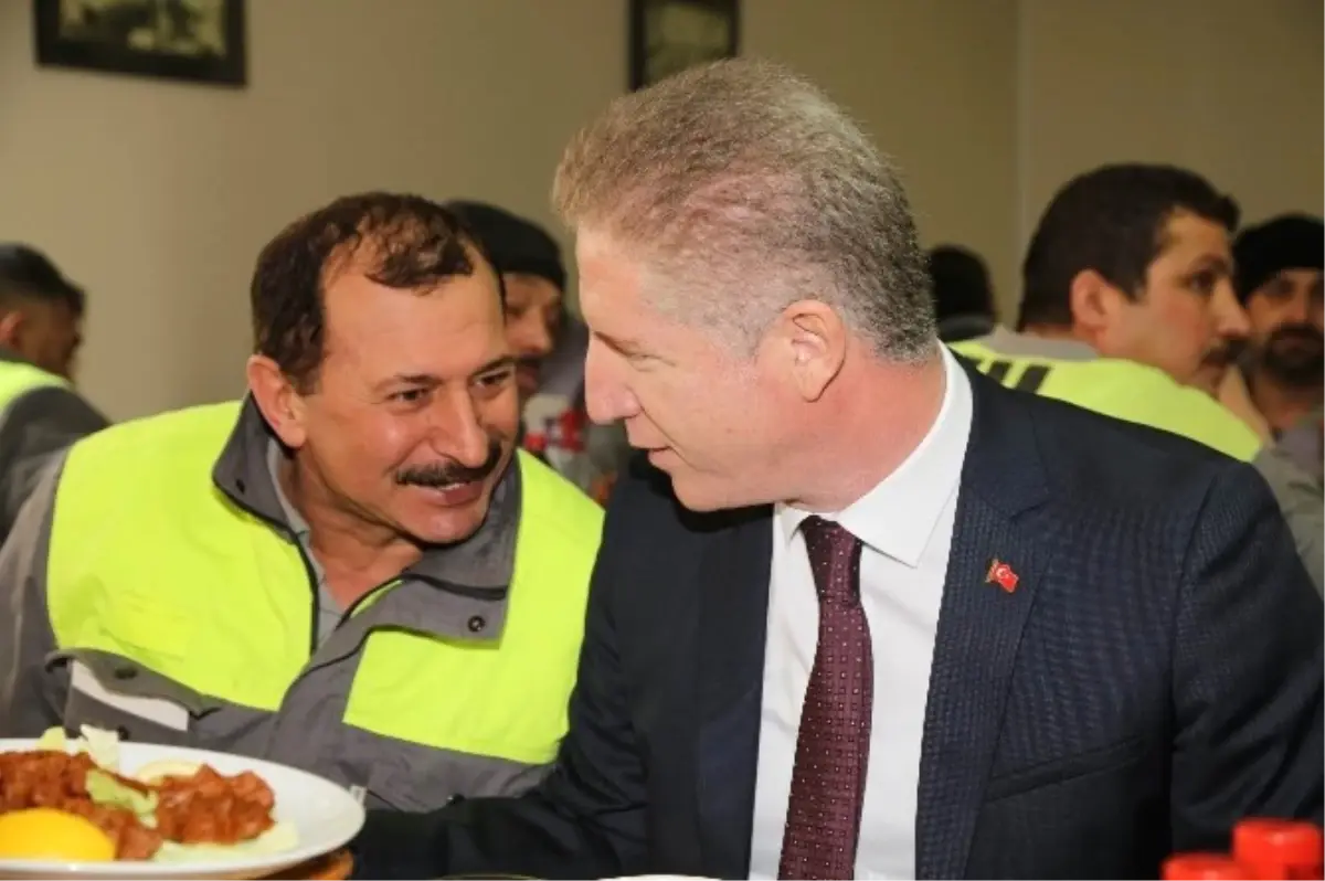 Vali Gül, Çimento ve Beton Travers Fabrikası\'nı Gezdi