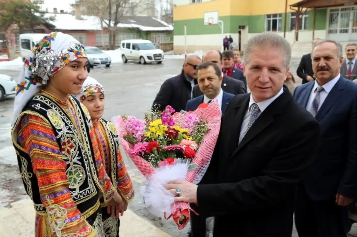 Vali Gül\'den, Halk Oyunları Türkiye Şampiyonu Okula Ziyaret