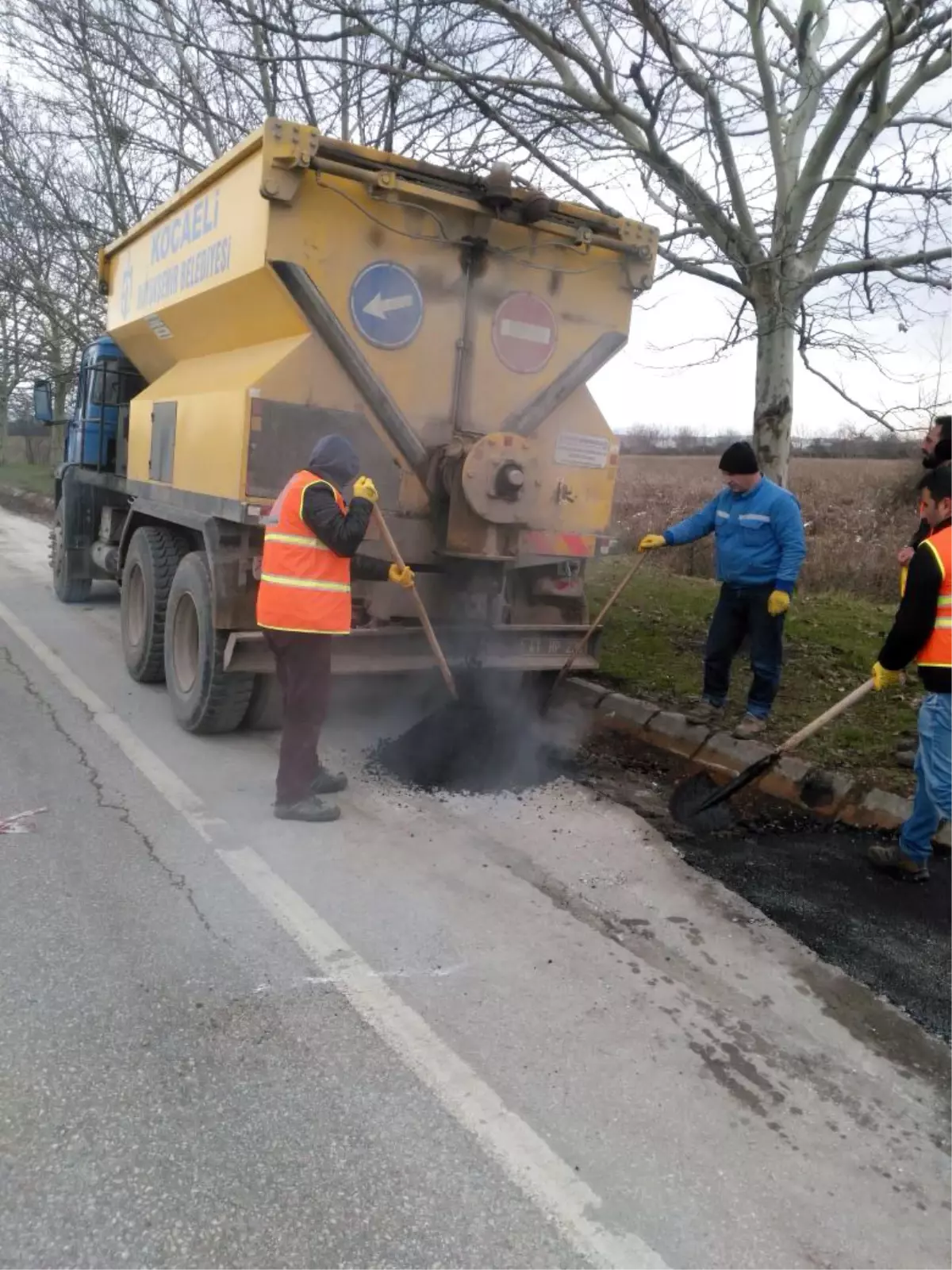 Yollar asfalt yamayla yenileniyor