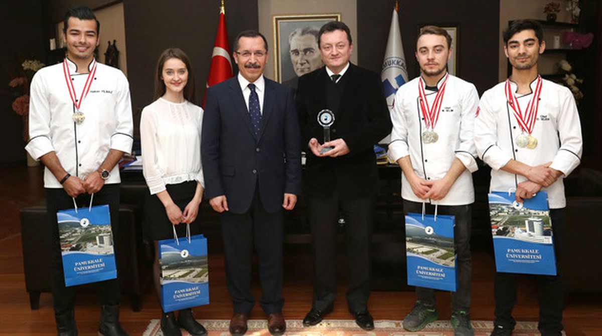 Başarılı Öğrencilerden Rektör Bağ\'a Ziyaret