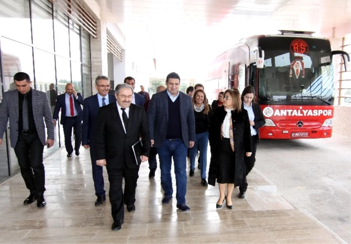 Başkan Şahin, Antalyaspor Tesislerini Gezdi