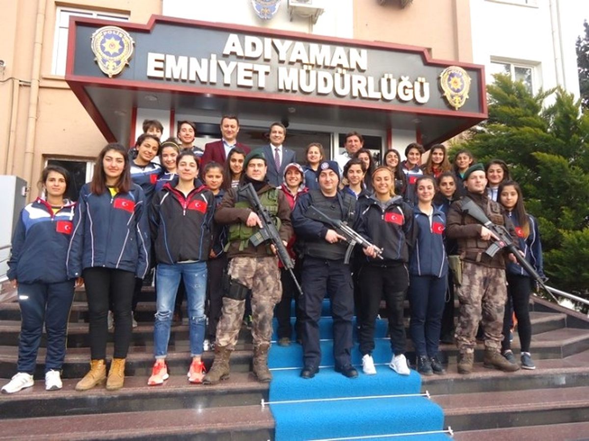 Bayan Futbol Takımından Emniyet Müdürü Alper\'e Ziyaret