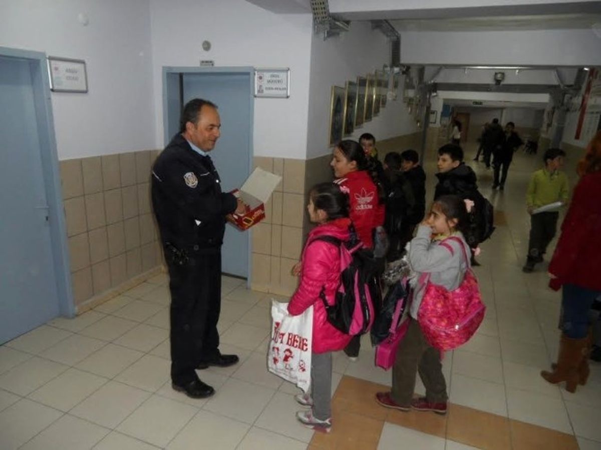 Bozüyük\'te Polis Ekiplerinden Öğrencilere Jest