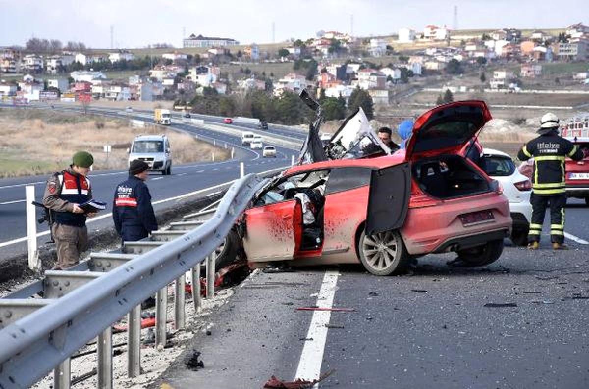 Çorlu Kontrolden Çıkan Otomobil Bariyerlere Çarptı 2 Yaralı
