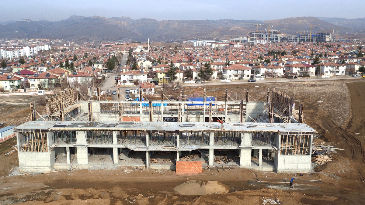 Doğukent\'teki Spor Salonu Hızla Yükseliyor