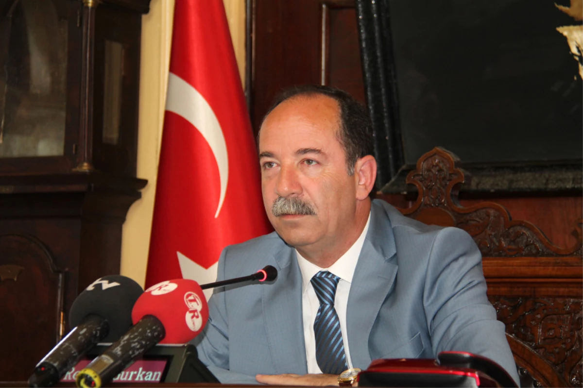 Edirne Belediye Başkanı Gürkan\'a Aa 2016 Yıllığı Armağan Edildi
