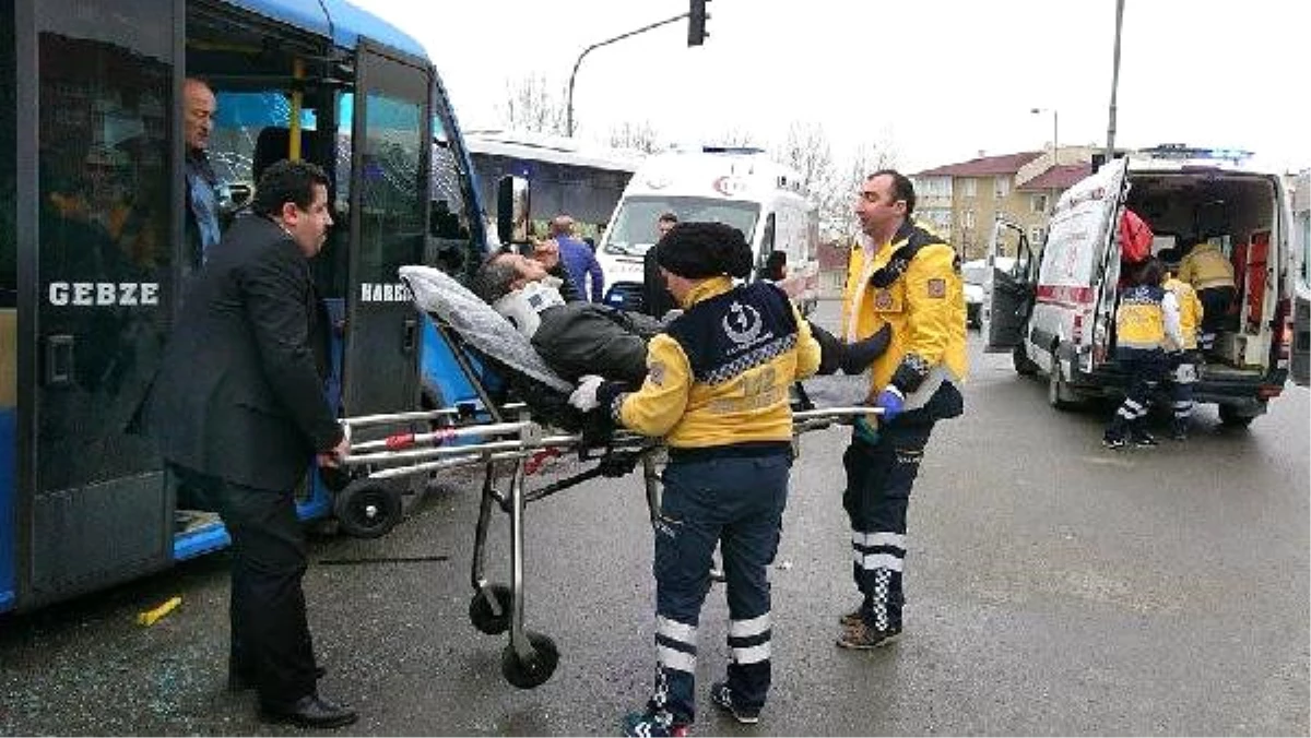 Gebze\'de Minibüs ile Halk Otobüsü Çarpıştı: 8 Yaralı