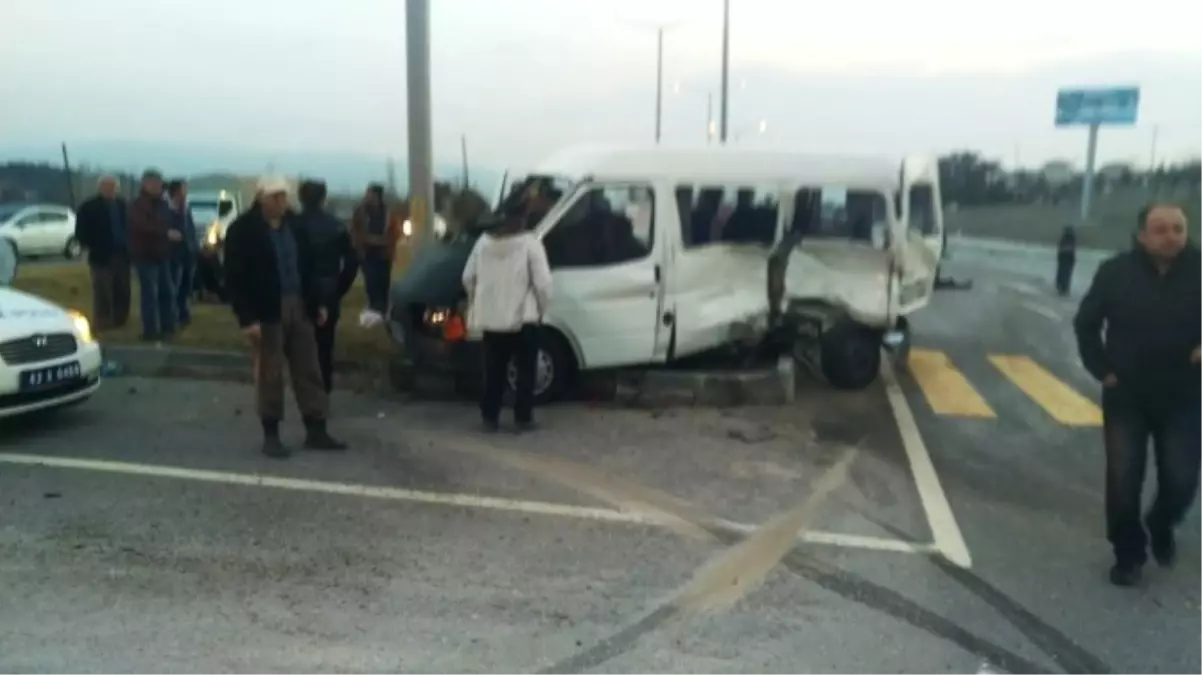 Gediz\'de Trafik Kazası: 1 Ölü, 4 Yaralı