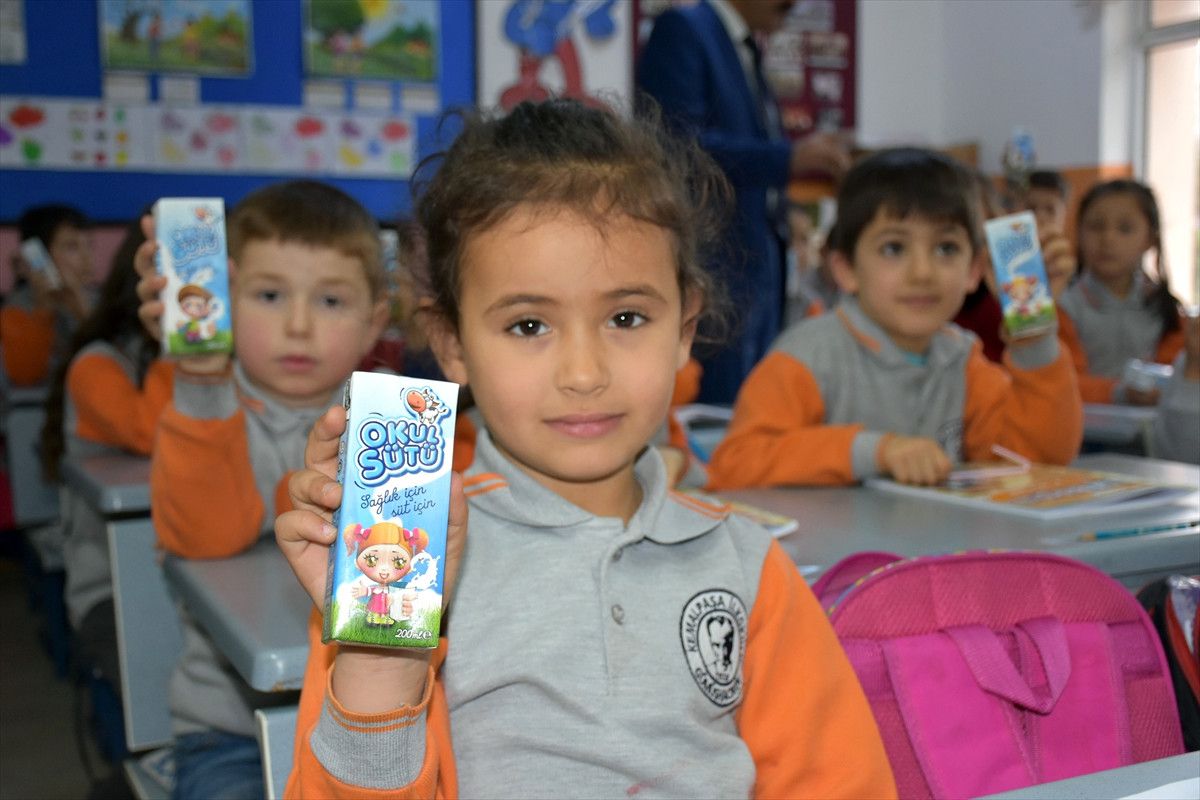 Gümüşhacıköy\'de Okul Sütü Dağıtımı