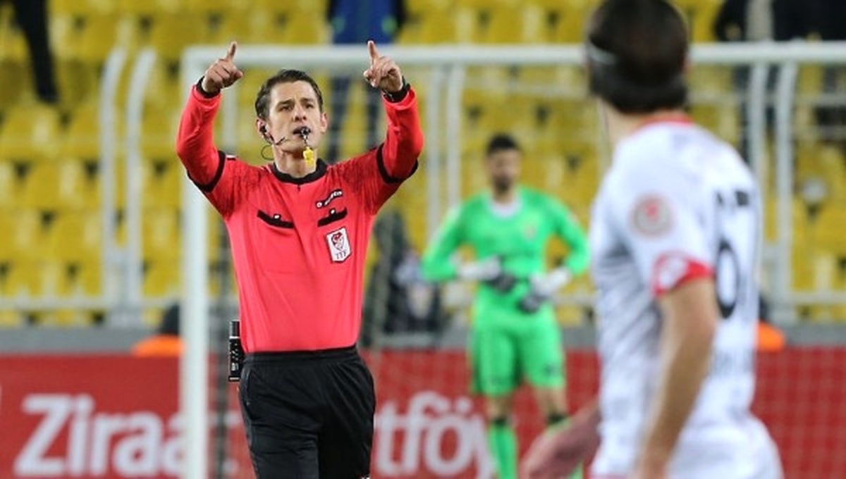 Halil Umut Meler\'in Yönettiği Fenerbahçe ve Bursaspor Maçları