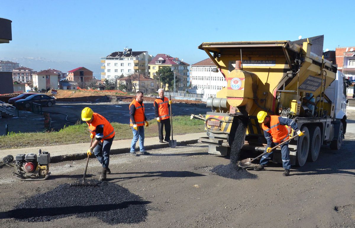 Hasar Gören Yollar Onarılıyor