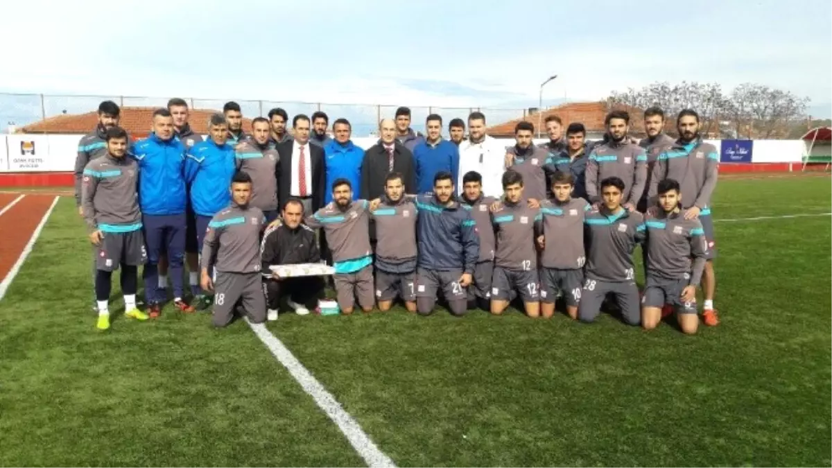 Kaymakam Nazlı\'dan Ayvalıkgücü Belediyespor\'a Baklavalı Doping