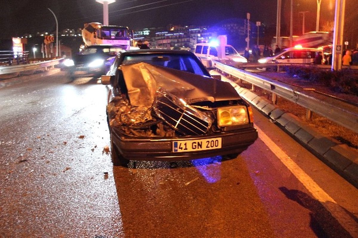 Kocaeli\'de Trafik Kazası: 3 Yaralı