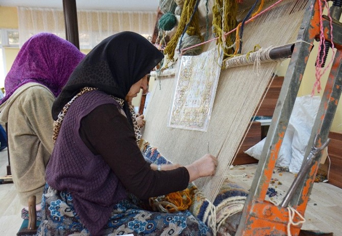 Komek Halı ve Kilim Atölyesi Gelir Kapısı Oldu