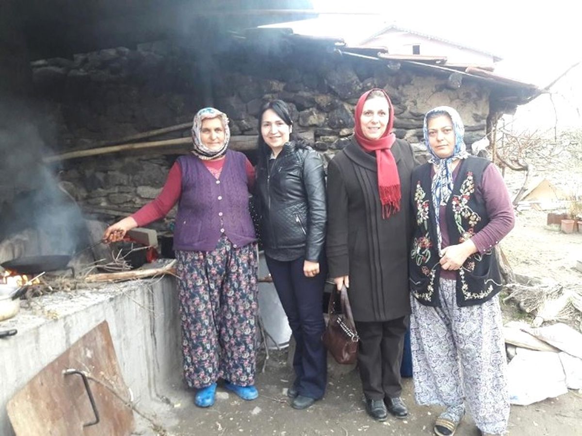 Kula\'da AK Parti\'li Kadınlar Kapı Kapı Dolaşıyor