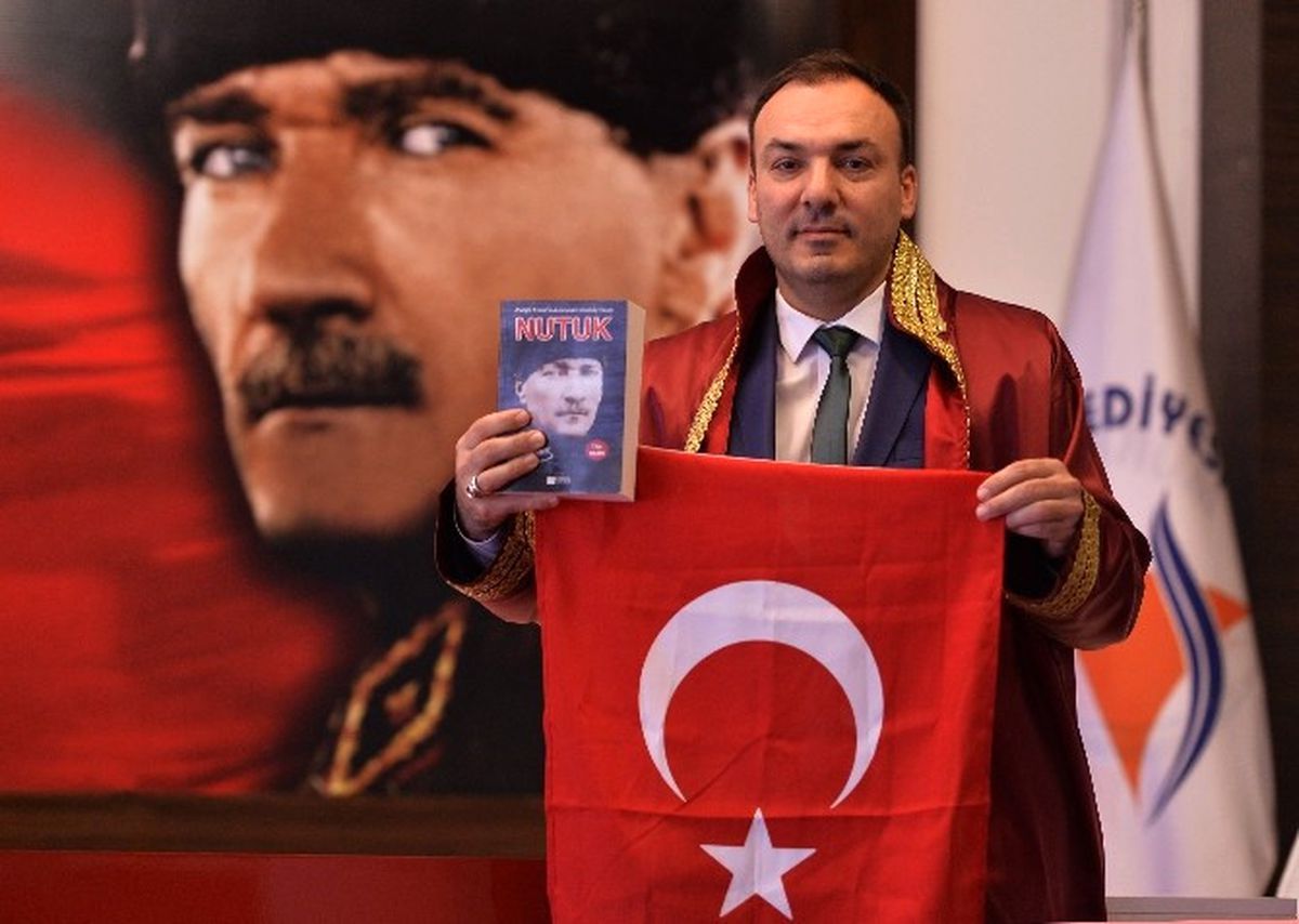 Muratpaşa\'dan Yeni Evlenenlere Türk Bayrağı ve Nutuk