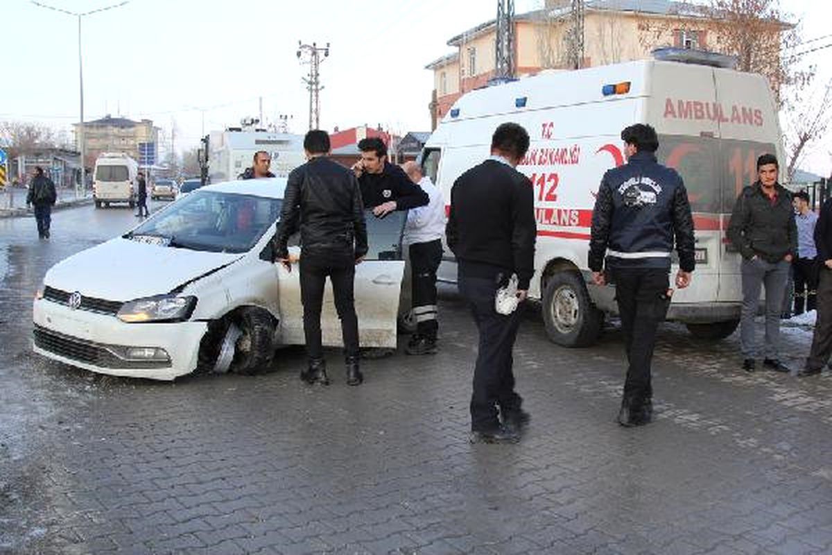 Refüje Çarpan Otomobilde Sıkışan Sürücü Güçlükle Kurtarıldı