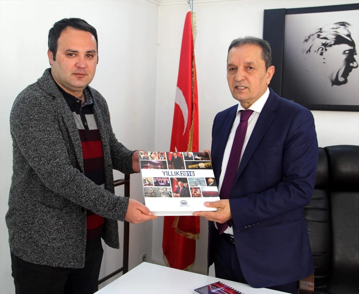 Sinop Belediye Başkanı Ergül\'e Aa 2016 Yıllığı Hediye Edildi